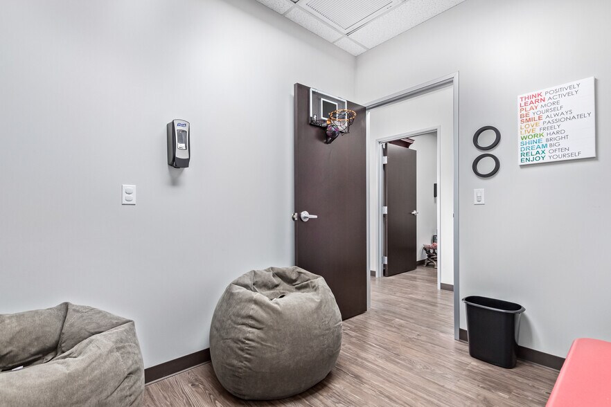 More Photos Of 15600 N Black Canyon Hwy, Phoenix Office For Sale