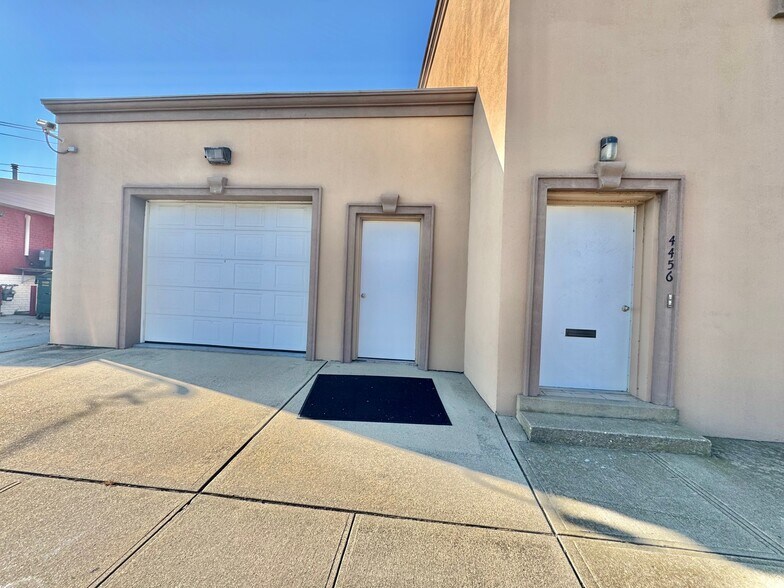 More Photos Of 4435 Austin Blvd, Island Park Office Residential For Sale