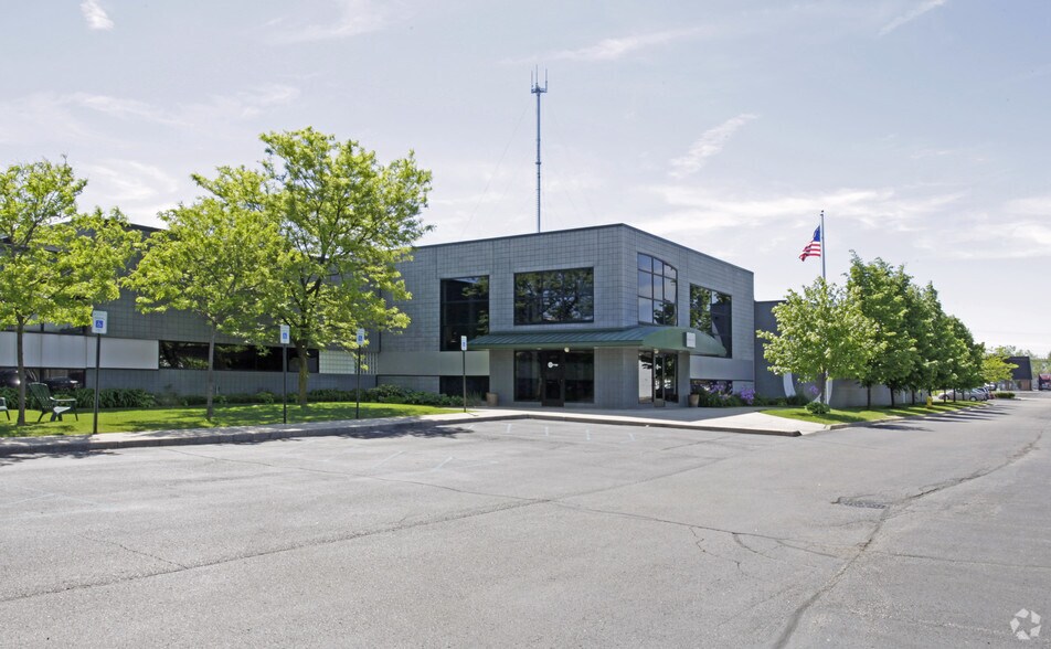 More Photos Of 13250-13320 Northend Ave, Oak Park Flex For Lease