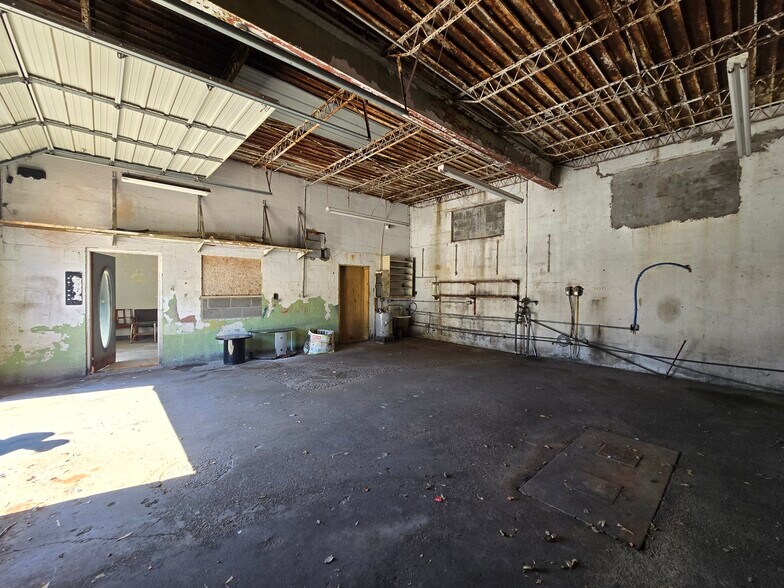 More Photos Of 2008 Portsmouth Blvd, Portsmouth Warehouse For Sale