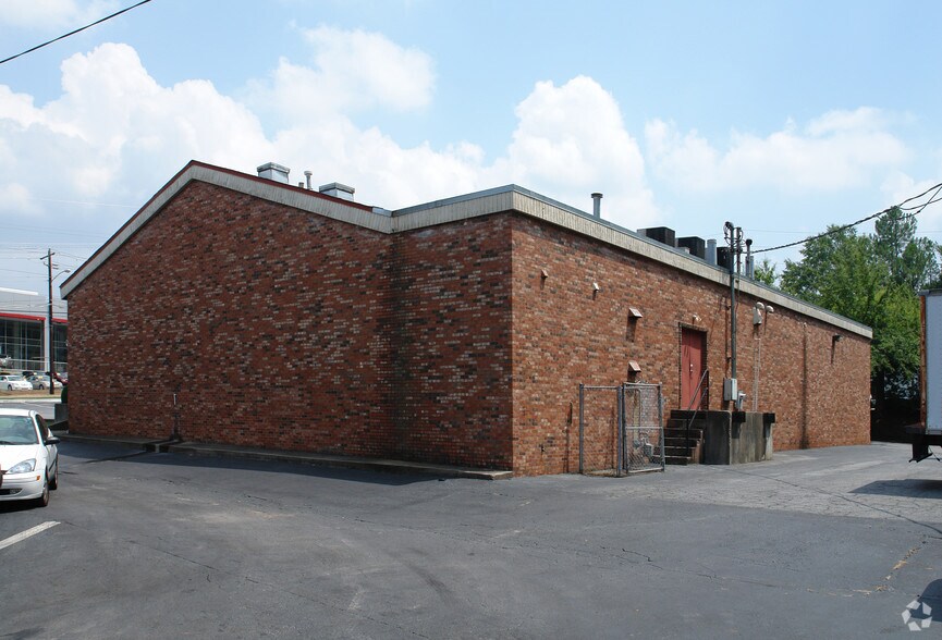 More Photos Of 6500 Roswell Rd, Sandy Springs Freestanding For Lease