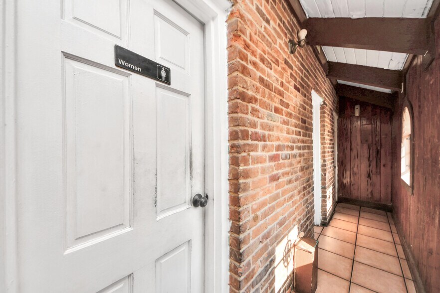 More Photos Of 7626 Clarewood Dr, Houston Restaurant For Sale