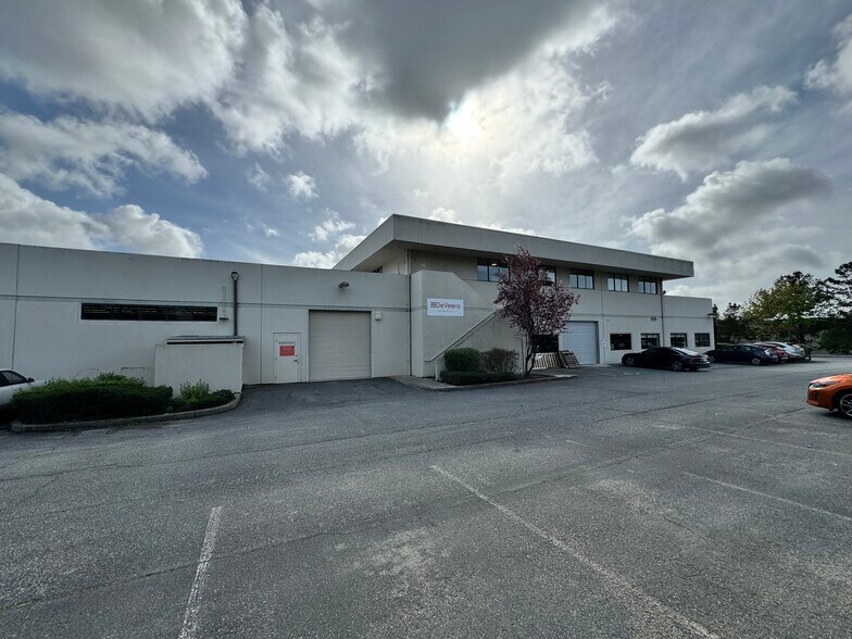 More Photos Of 5 Mandeville Ct, Monterey Flex For Sale