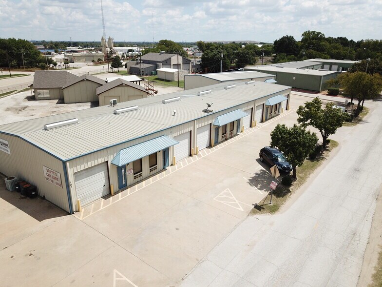 More Photos Of 171 Railroad St, Lewisville Light Manufacturing For Lease