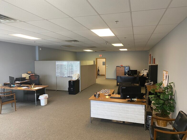 More Photos Of 3319-3333 S Business Dr, Sheboygan Storefront For Lease