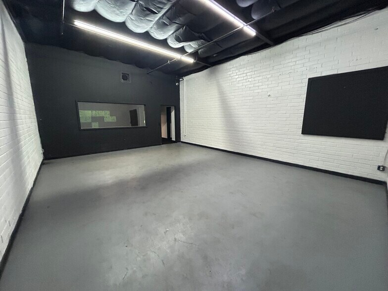 More Photos Of 220 W 21st St, Los Angeles Warehouse For Lease