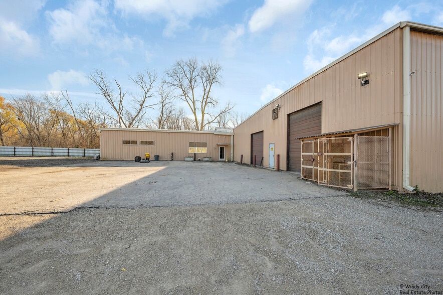 More Photos Of 301 Ramona Ave, Elgin Warehouse For Sale