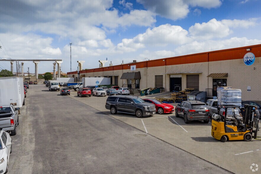 More Photos Of 8134 Interchange Pky, San Antonio Warehouse For Lease