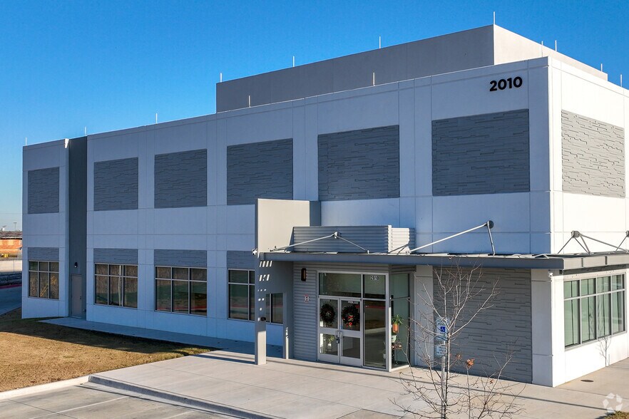 More Photos Of 2010 Commerce -1, McKinney Showroom For Lease