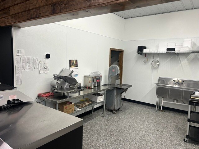 More Photos Of 120 S Monroe St, Golconda Supermarket For Sale