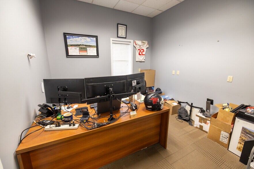 More Photos Of 1621 Se Summit St, Lee's Summit Light Distribution For Lease