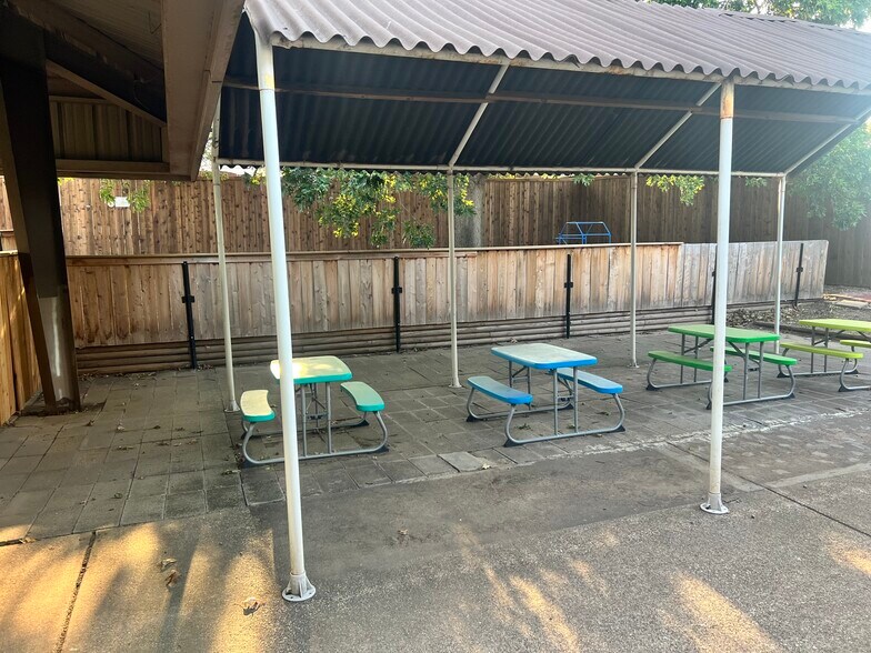 More Photos Of 662 S Edmonds Ln, Lewisville General Retail For Sale