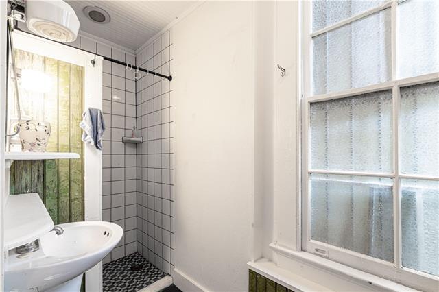 More Photos Of 3212 Burgundy St, New Orleans Showroom For Lease