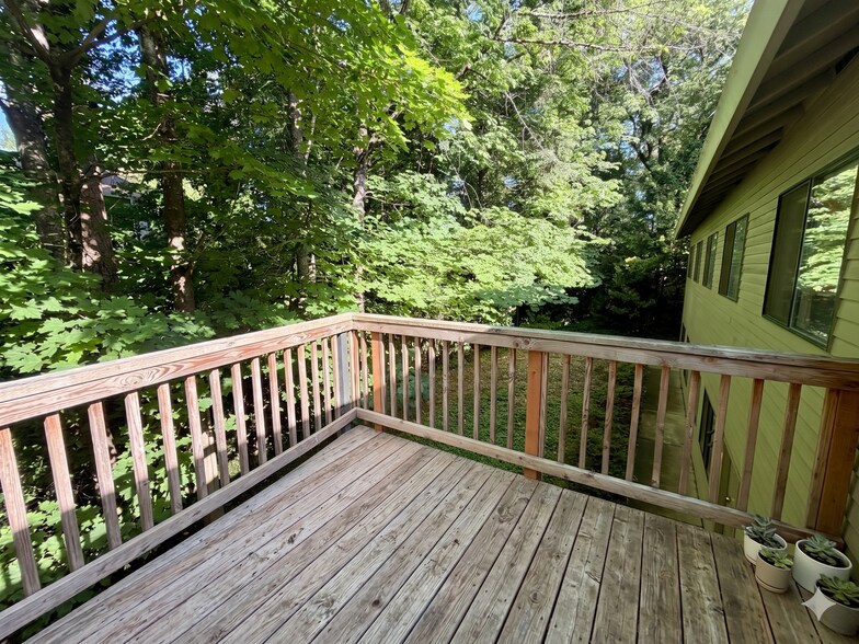 More Photos Of 2700 SE Harrison St, Milwaukie Office For Sale