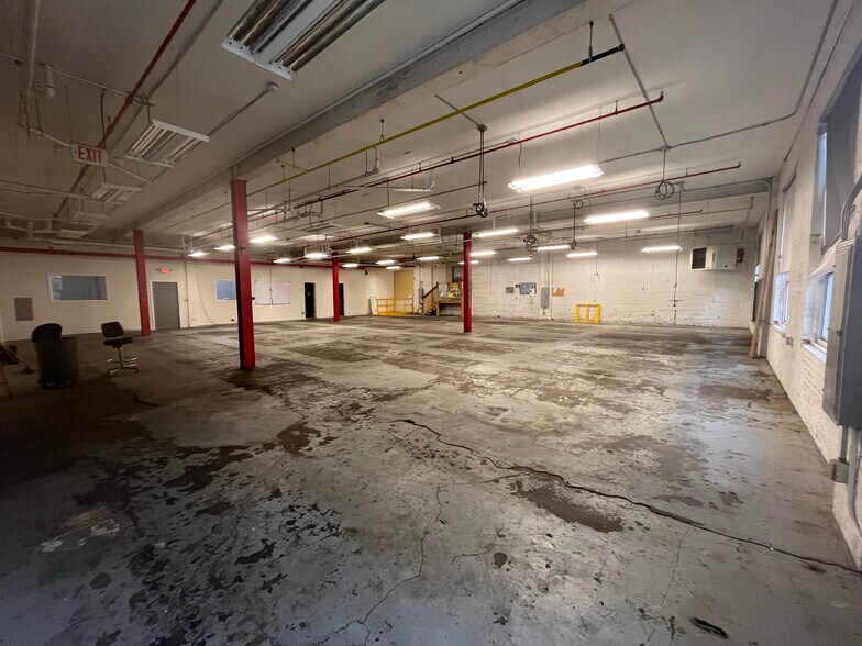 More Photos Of 235 Orient Ave, Jersey City Warehouse For Lease
