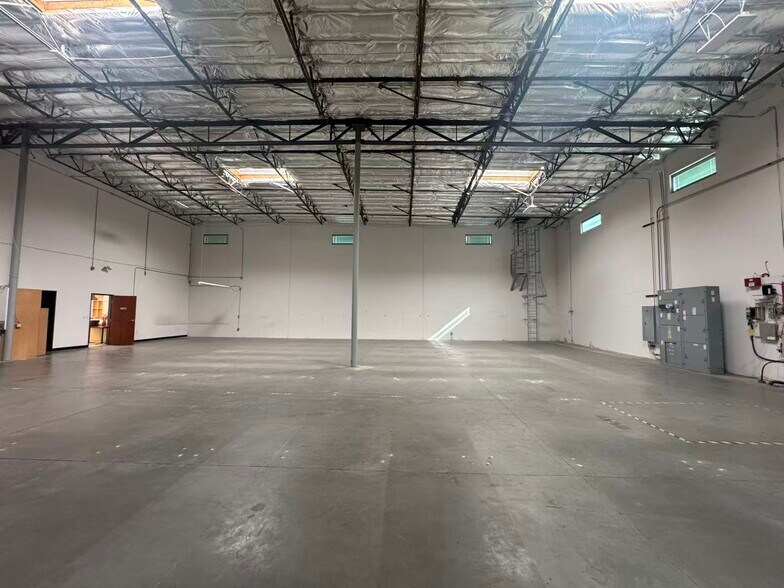 More Photos Of 16 Goddard, Irvine Light Manufacturing For Lease