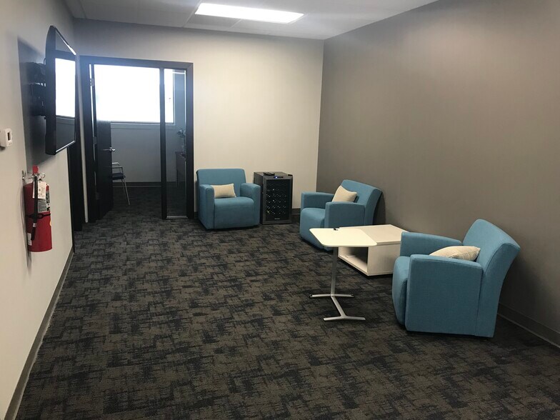 More Photos Of 366 Regency Pky, Omaha Medical For Lease