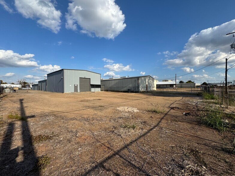 More Photos Of 1117 Joseph St, Shreveport Flex For Lease