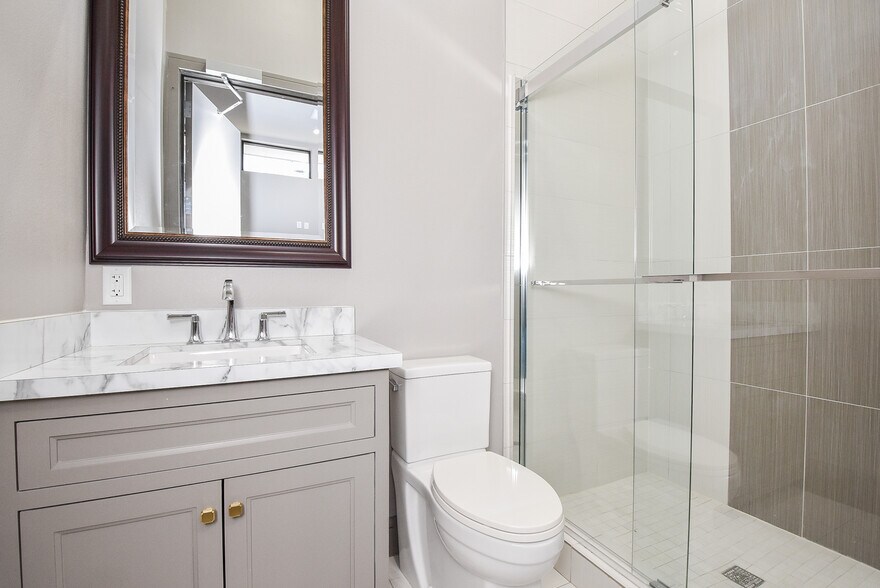 More Photos Of 8703 Meadowcroft Dr, Houston Medical For Sale