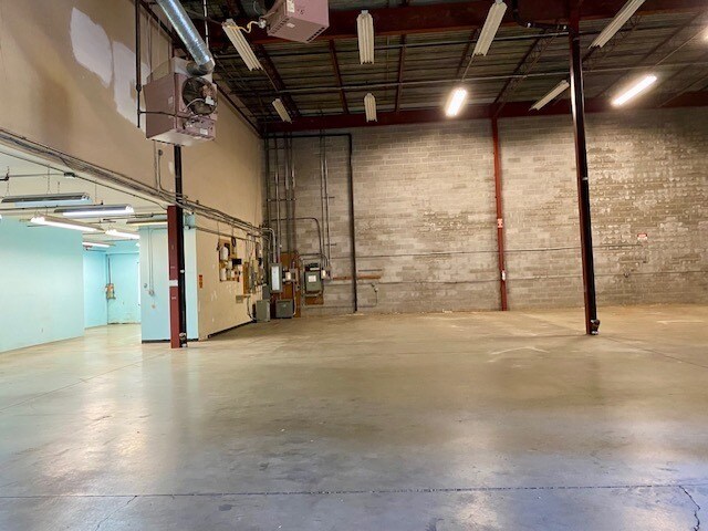 More Photos Of 190 Veterans Dr, Northvale Distribution For Sale