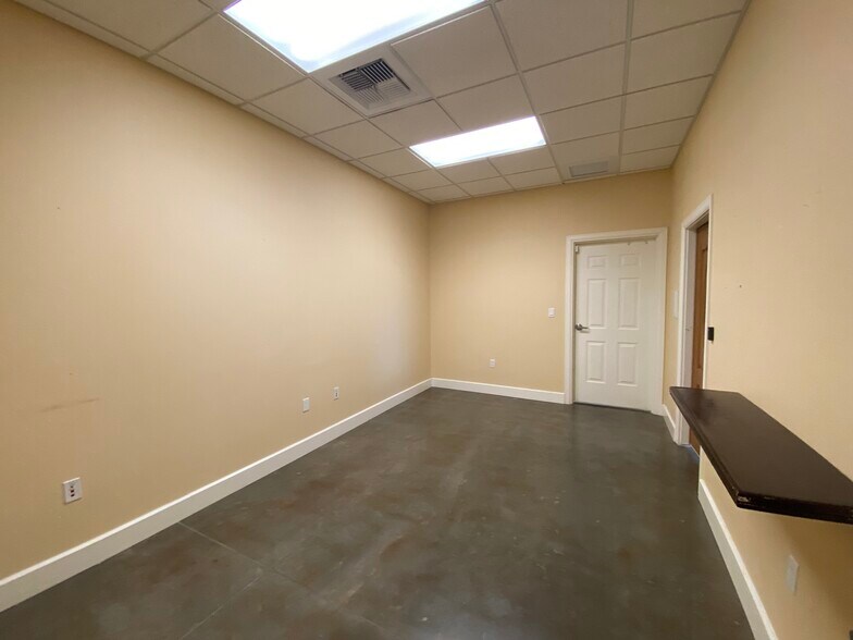 More Photos Of 2050 N 62nd Ave, Saint Petersburg Office For Lease