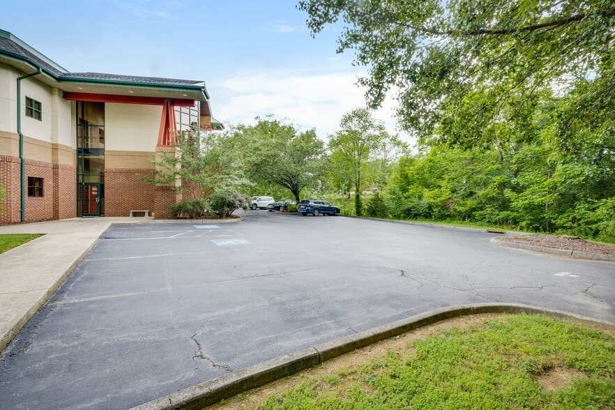 More Photos Of 2025 Meadowview Pky, Kingsport Medical For Lease