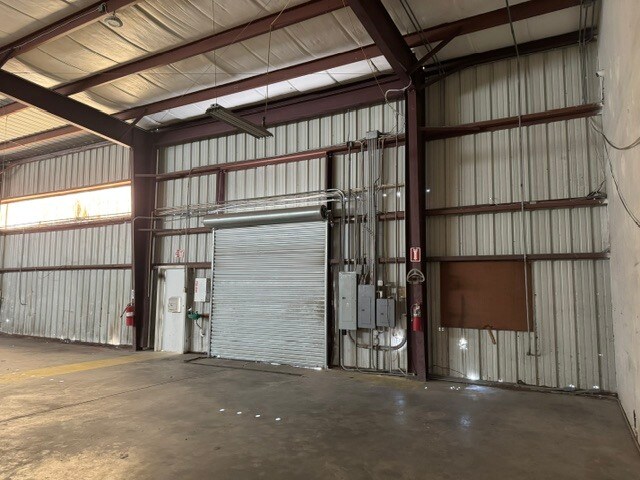 More Photos Of 9507 Palm River Rd, Tampa Warehouse For Lease