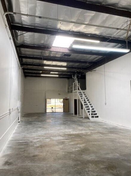 More Photos Of 330 N Wood Rd, Camarillo Warehouse For Lease