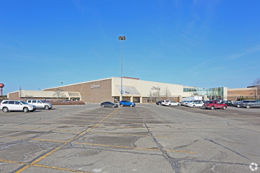 More Photos Of 27150 Novi Rd, Novi Department Store For Lease