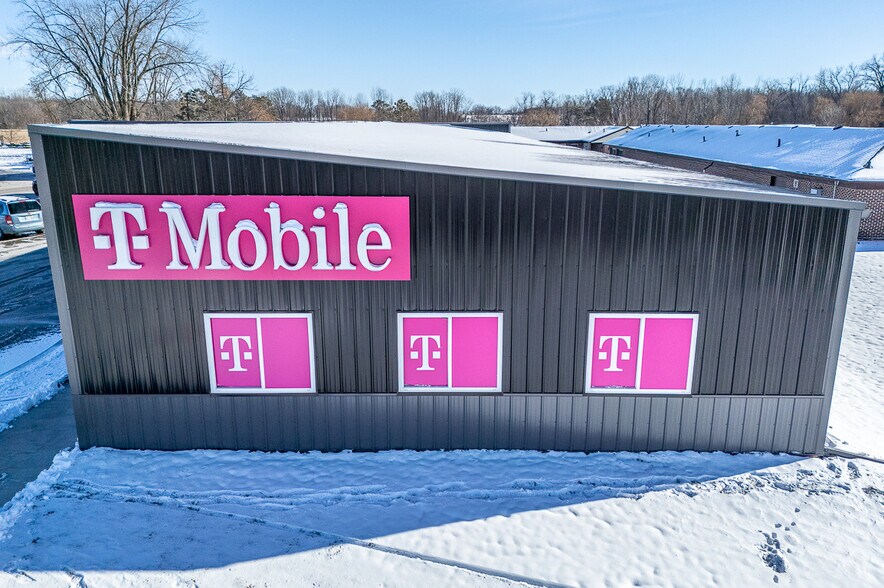 More Photos Of 1186 N Shawano St, New London General Retail For Lease