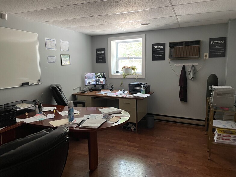 More Photos Of 2391 S Main St, Waterbury Showroom For Lease