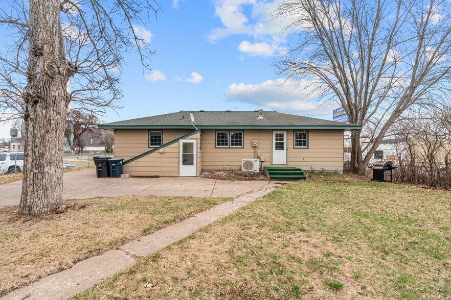 More Photos Of 38804 8th Ave, North Branch Office Residential For Sale