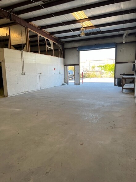 More Photos Of 710 Shepherd Dr, Garland Warehouse For Lease
