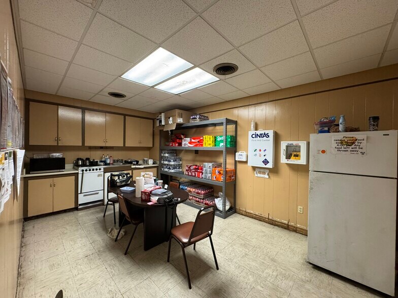 More Photos Of 2000 E Roosevelt Rd, Little Rock Showroom For Lease