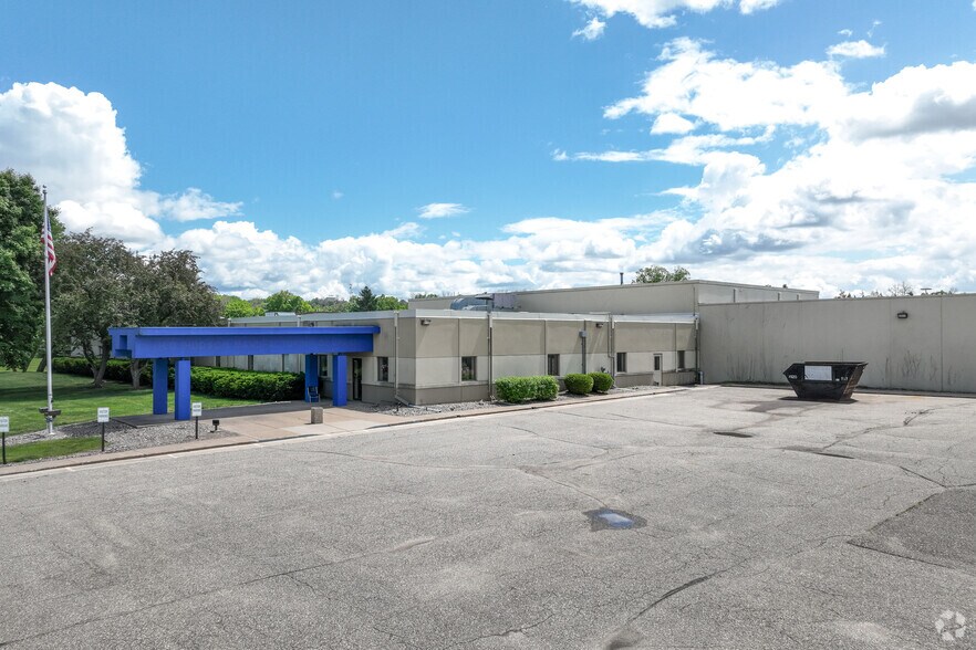 More Photos Of 800 E 10th St E, Hastings Manufacturing For Lease