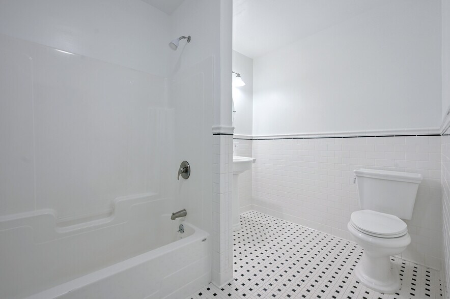 More Photos Of 56 Main St, Stamford Hotel For Sale