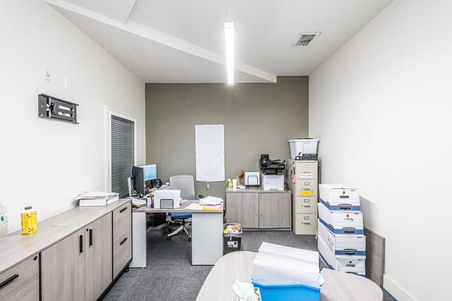 More Photos Of 302 Crossroads St, Laredo Office For Lease