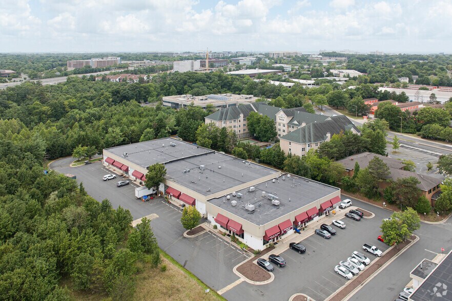 More Photos Of 259-271 Sunset Park Dr, Herndon Showroom For Lease