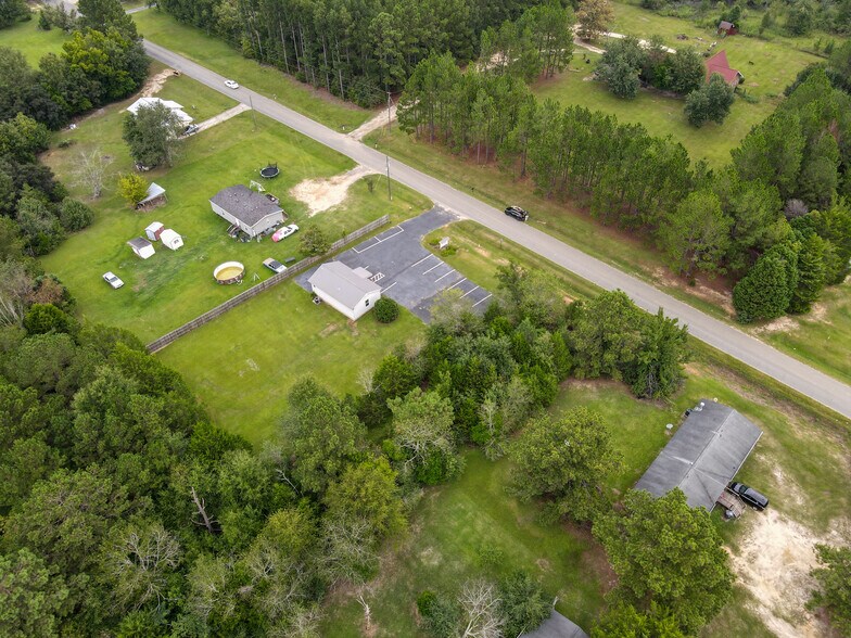 More Photos Of 131 Lakeview Church Rd, Cochran Freestanding For Lease