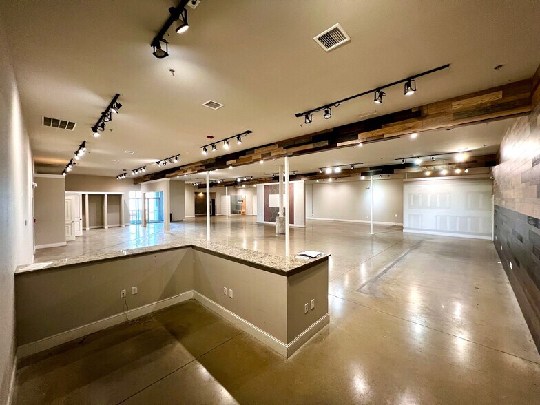 More Photos Of 419 S Lincoln St, Lowell Showroom For Lease