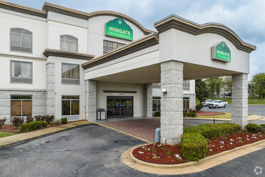 More Photos Of 2060 Eastern Blvd, Montgomery Hotel For Sale