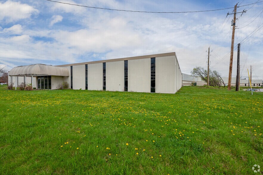 More Photos Of 5739 Professional Cir, Indianapolis Warehouse For Sale