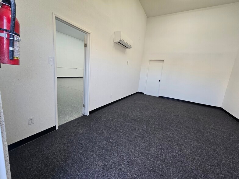 More Photos Of 1642 North Oatman Rd, Bullhead City Industrial For Lease