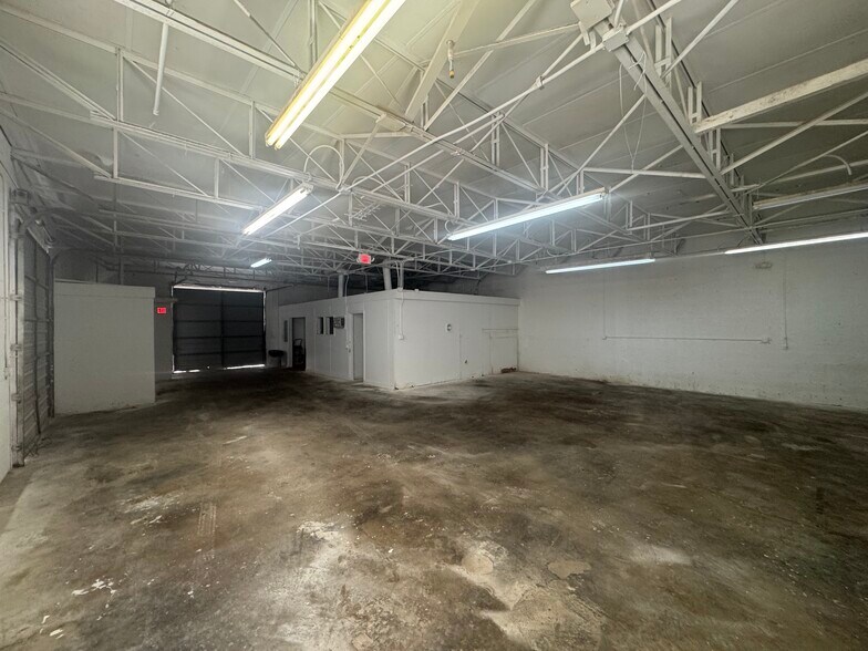 More Photos Of 14020 NW 19th Ave, Miami Warehouse For Lease