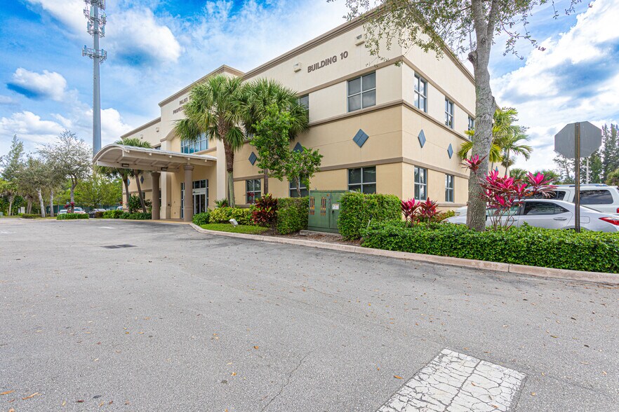 More Photos Of 12959 Palms West Dr, Loxahatchee Medical For Sale