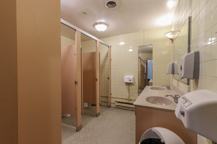 More Photos Of 1601 6th Ave, Stevens Point Freestanding For Lease