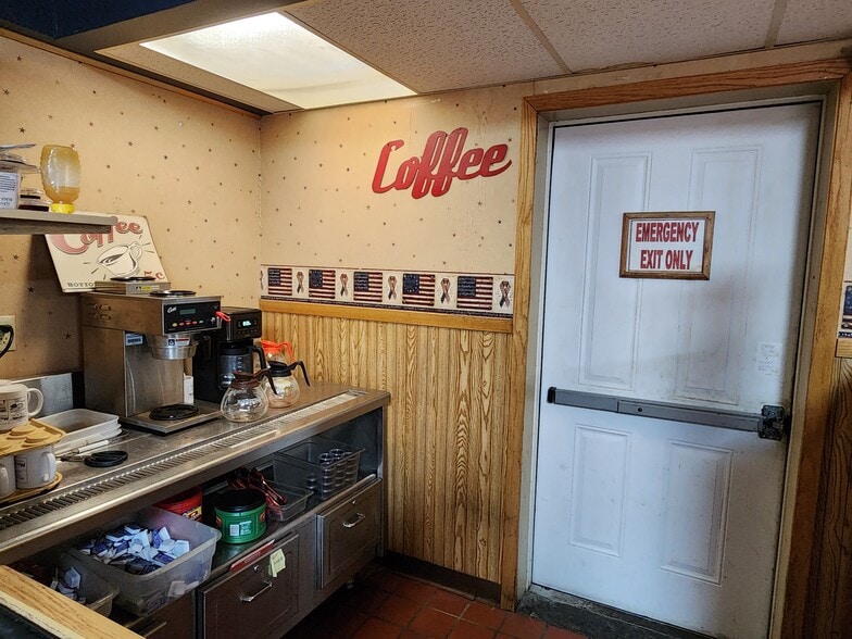 More Photos Of 604 W 7th St, Atlantic Storefront For Sale