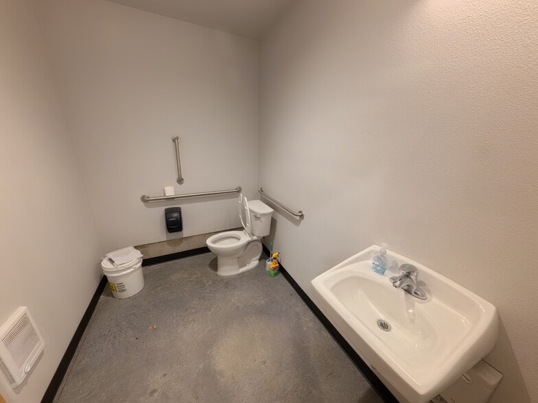 More Photos Of 2405 SW 1st St, Redmond Industrial For Lease