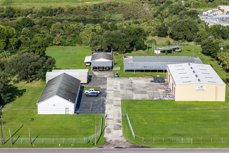 More Photos Of 6901 S 78th St, Riverview Warehouse For Lease