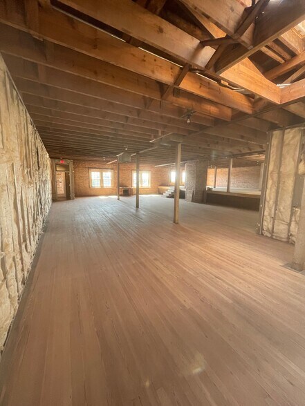 More Photos Of 121-129 N Main St, Mooresville Storefront Retail Office For Lease